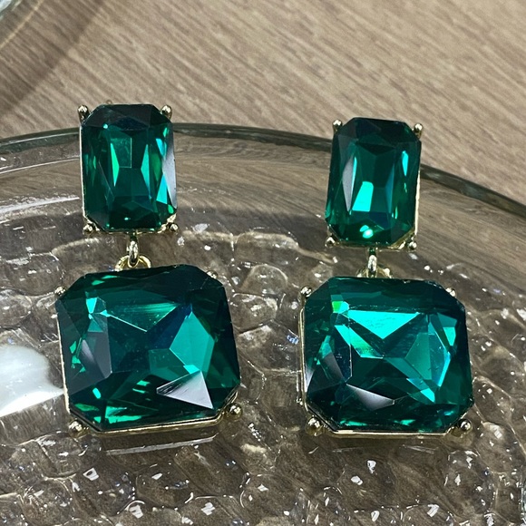 Jewelry - Jeweled emerald green earrings